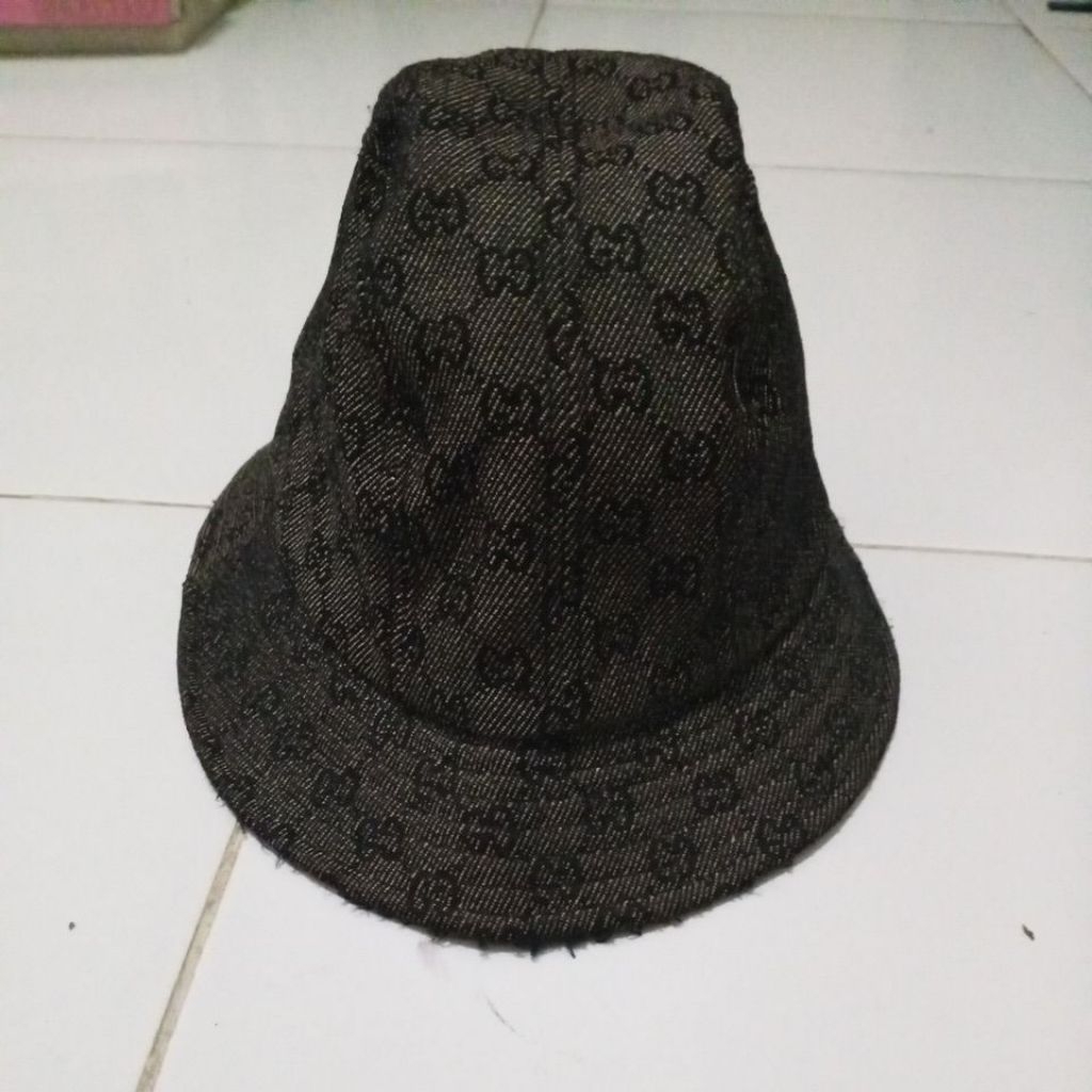 topi buket Gucci bulat