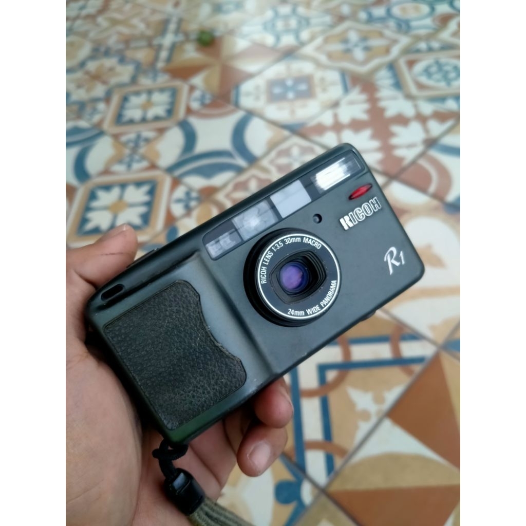 kamera analog ricoh R1