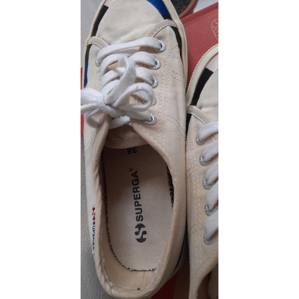 Sepatu superga