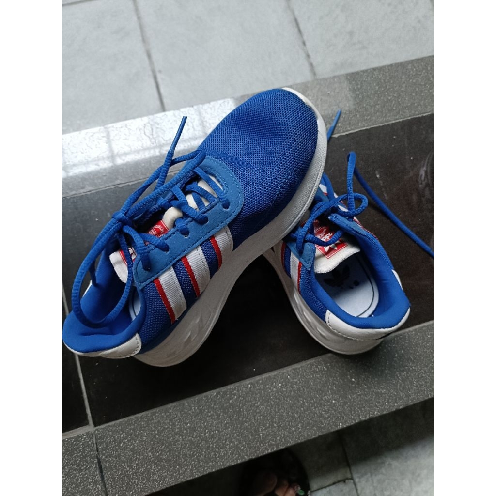 Sneaker Adidas LA Trainer Lite sneakers with red accents