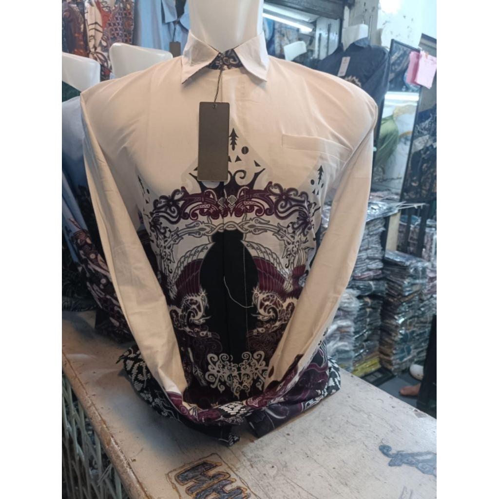 Kemeja batik pria lengan panjang full puring dengan motif modern