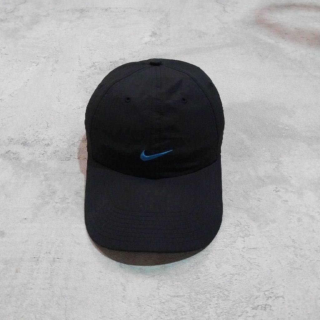 topi hitam logo nike kecil