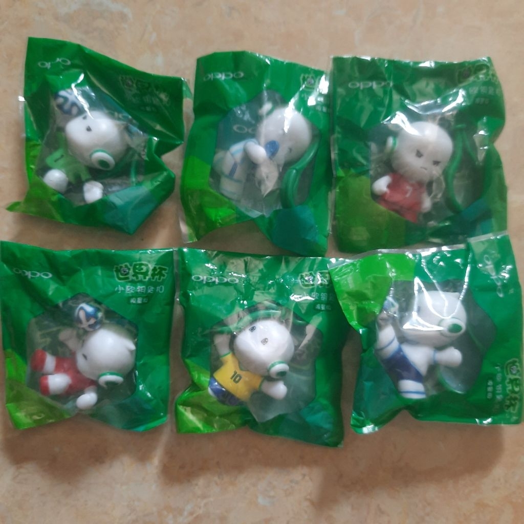 Figure Gantungan Kunci Oppo World Cup Keychain 6 Pcs