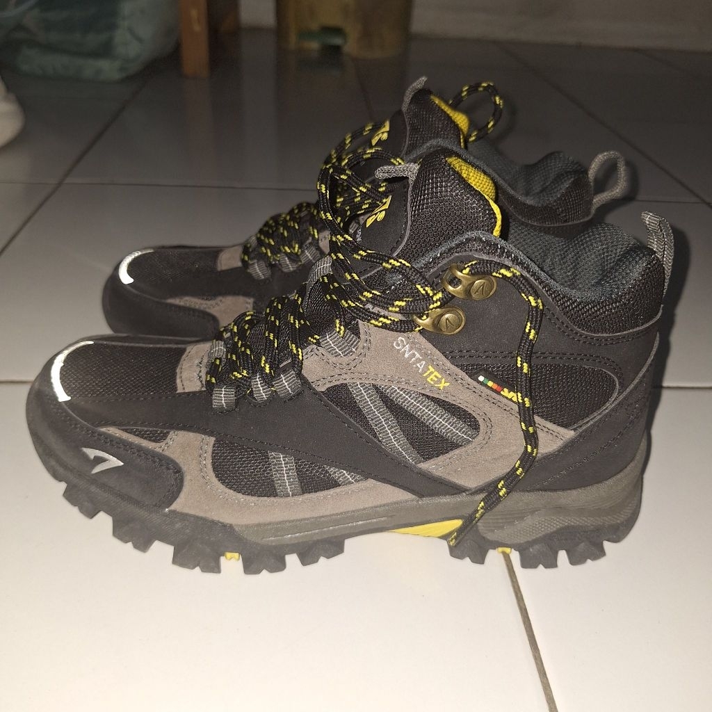 preloved sepatu gunung wanita SNTA