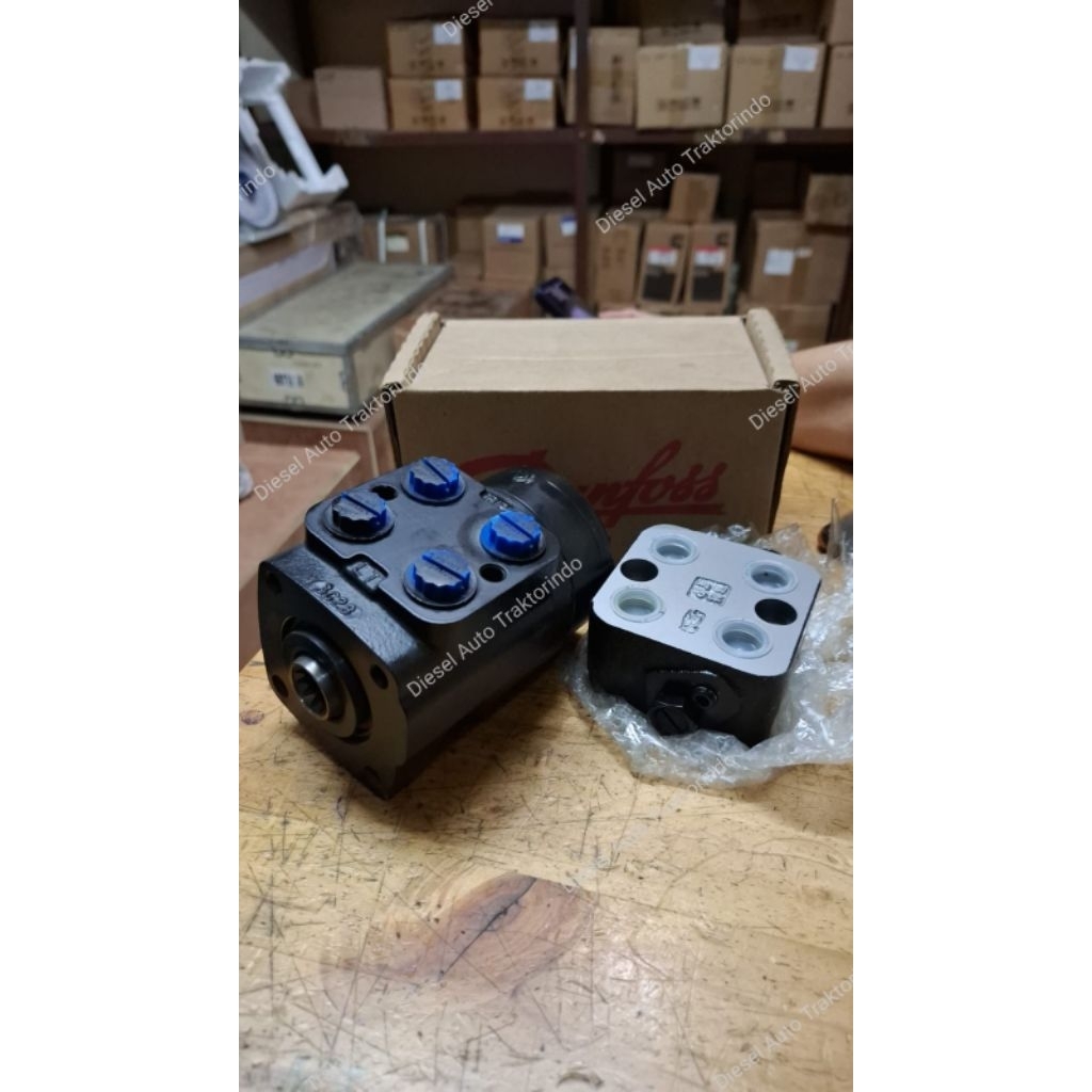 Steering Valve Komatsu GD510 GD511 23A-40-11100 / 23A-40-11101 / 23A-40-11201 Eaton Danfoss