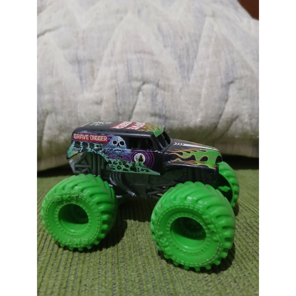 Monster jam GRAVE DIGGER SML