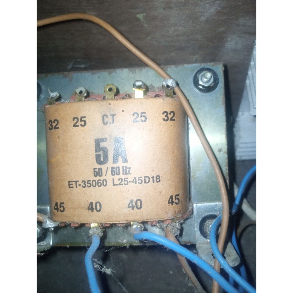 Transformator (Trafo) merk ERA dengan spesifikasi arus 500mA (5 Ampere). [1, 2]