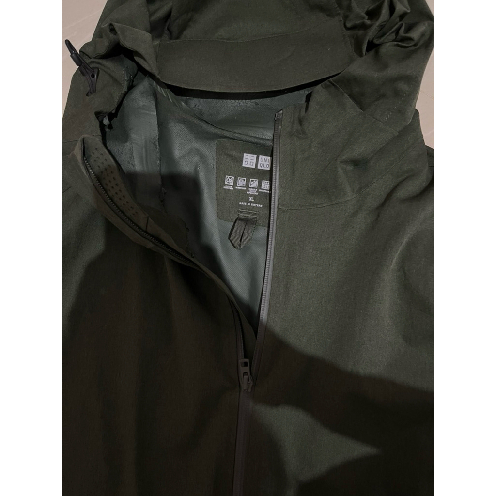 preloved jaket uniqlo blocktech XL army