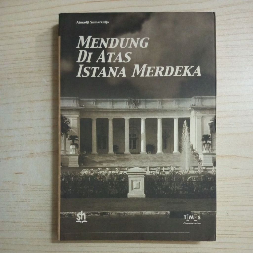 BUKU MENDUNG DI ATAS ISTANA MERDEKA OLEH ATMADJI SUMARKIDJO