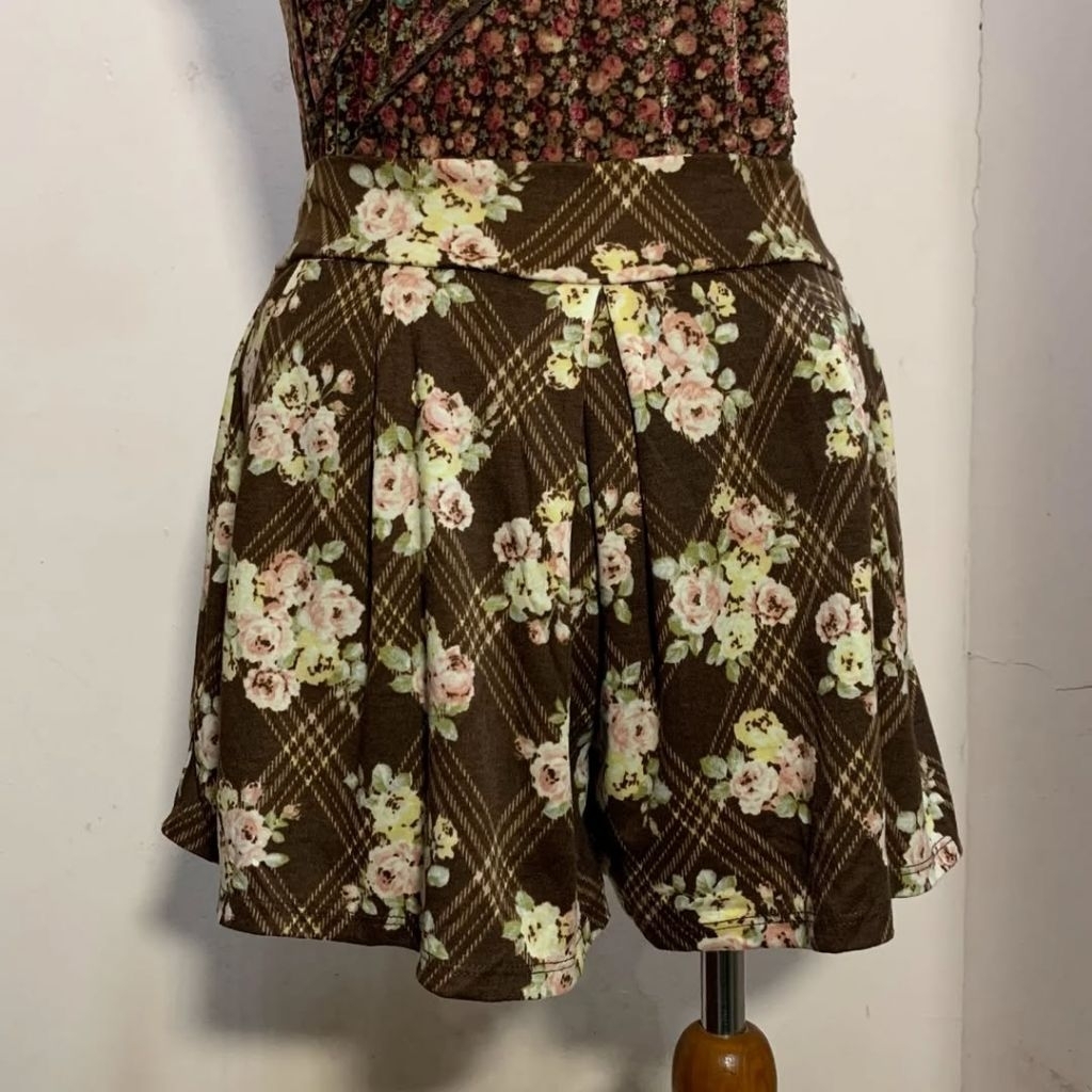 lizmelo by Liz Lisa X My Melody sanrio semi-velvet brown mahogany floral short skort skirt checkered