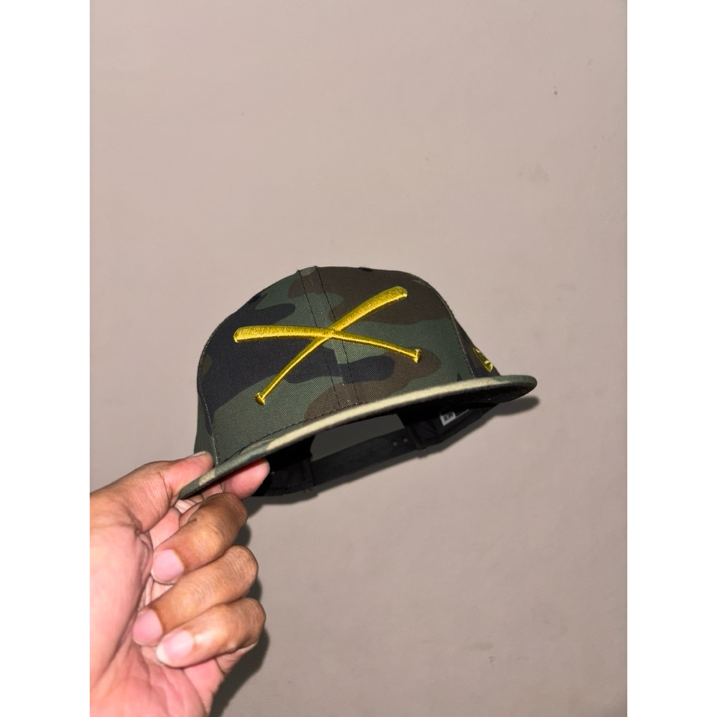 Topi Snapback Justfitteds New Era Crossed Bats woodland Camo 9Fifty - Small Medium