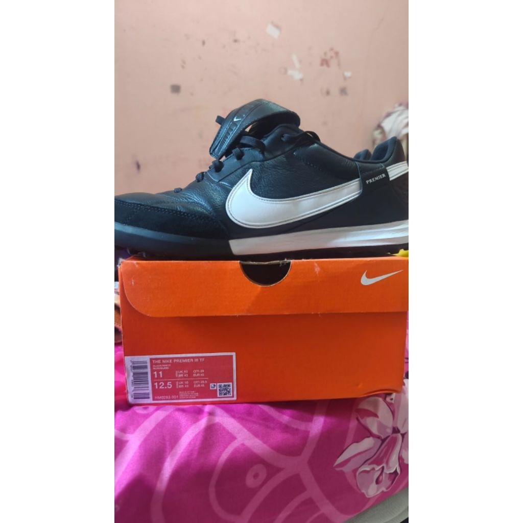 Nike Premier III Turf (Khusus Sintetis)