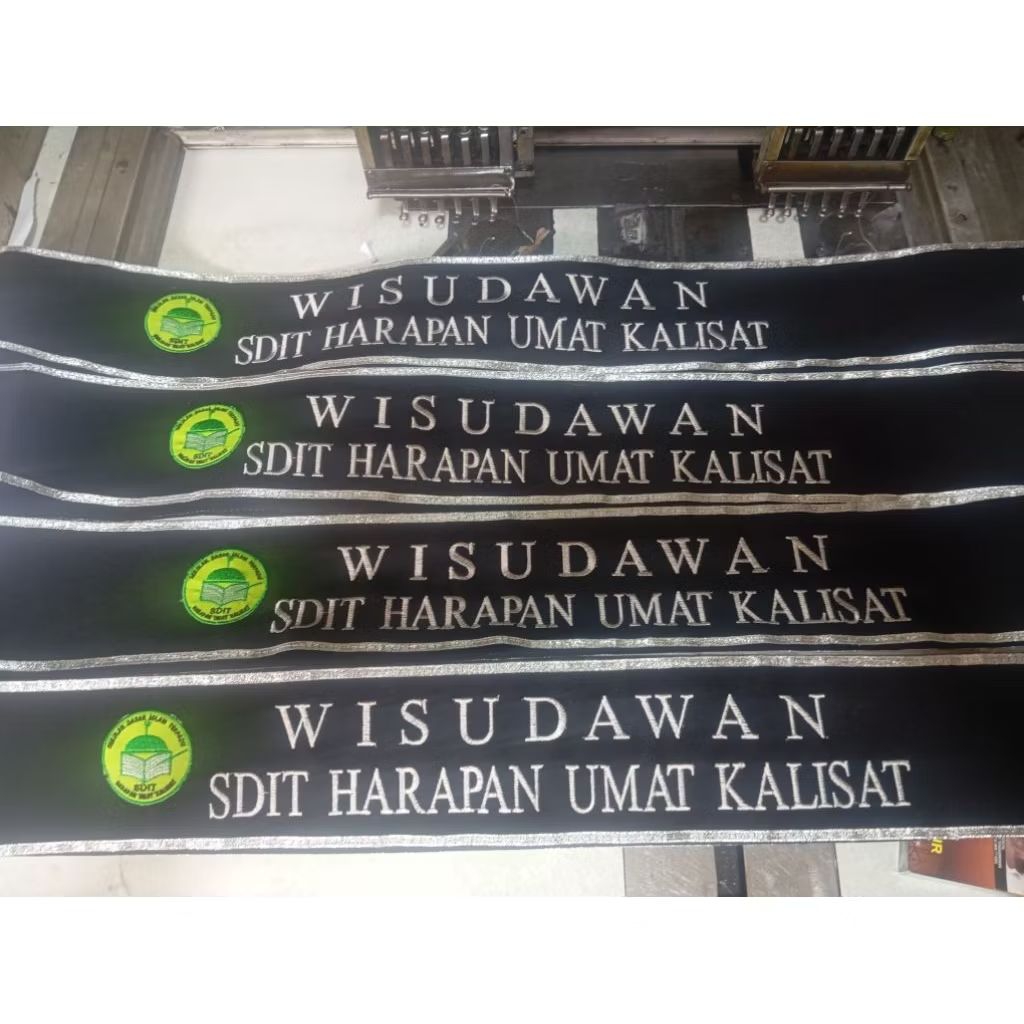 selempang wisuda+ logo universitas