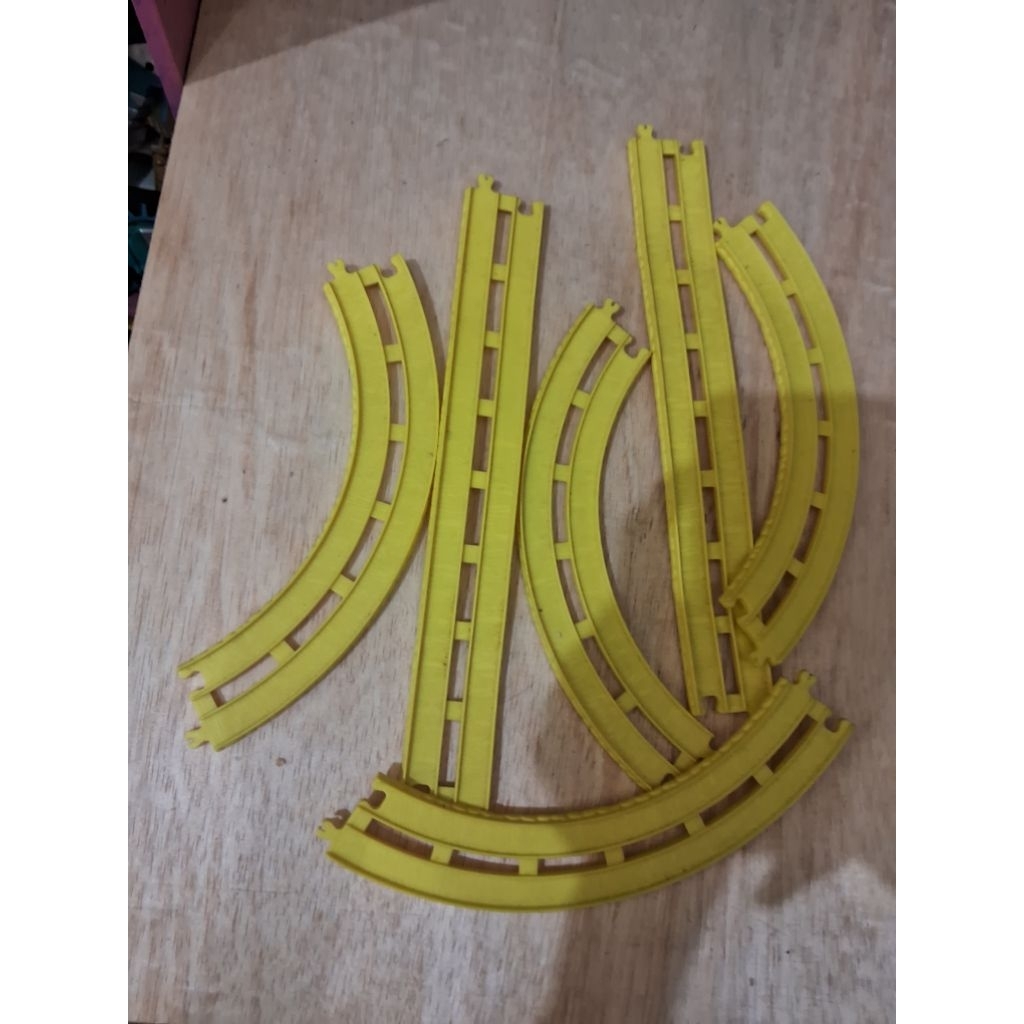 Mainan Rek Kereta Kuning Mainan Rel Kereta Api Thomas Mainan Bekas Preloved Lintasan Rel Train 1 Set