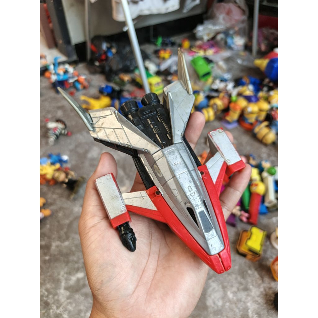 pesawat figure ultraman dyna
