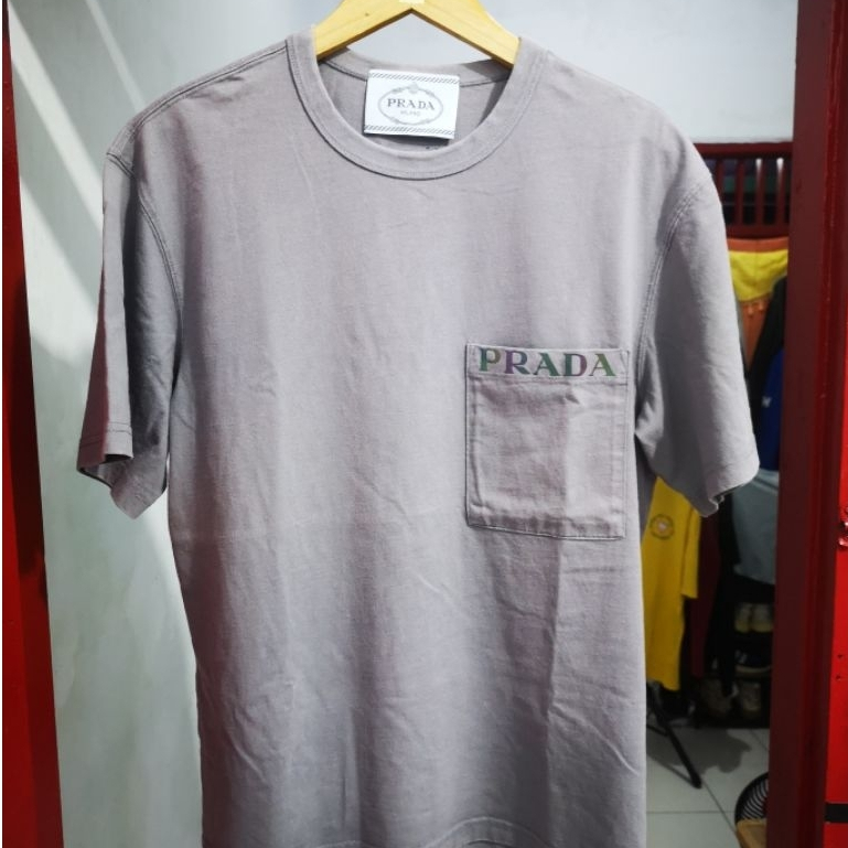 KAOS PRIA KASUAL PRADA