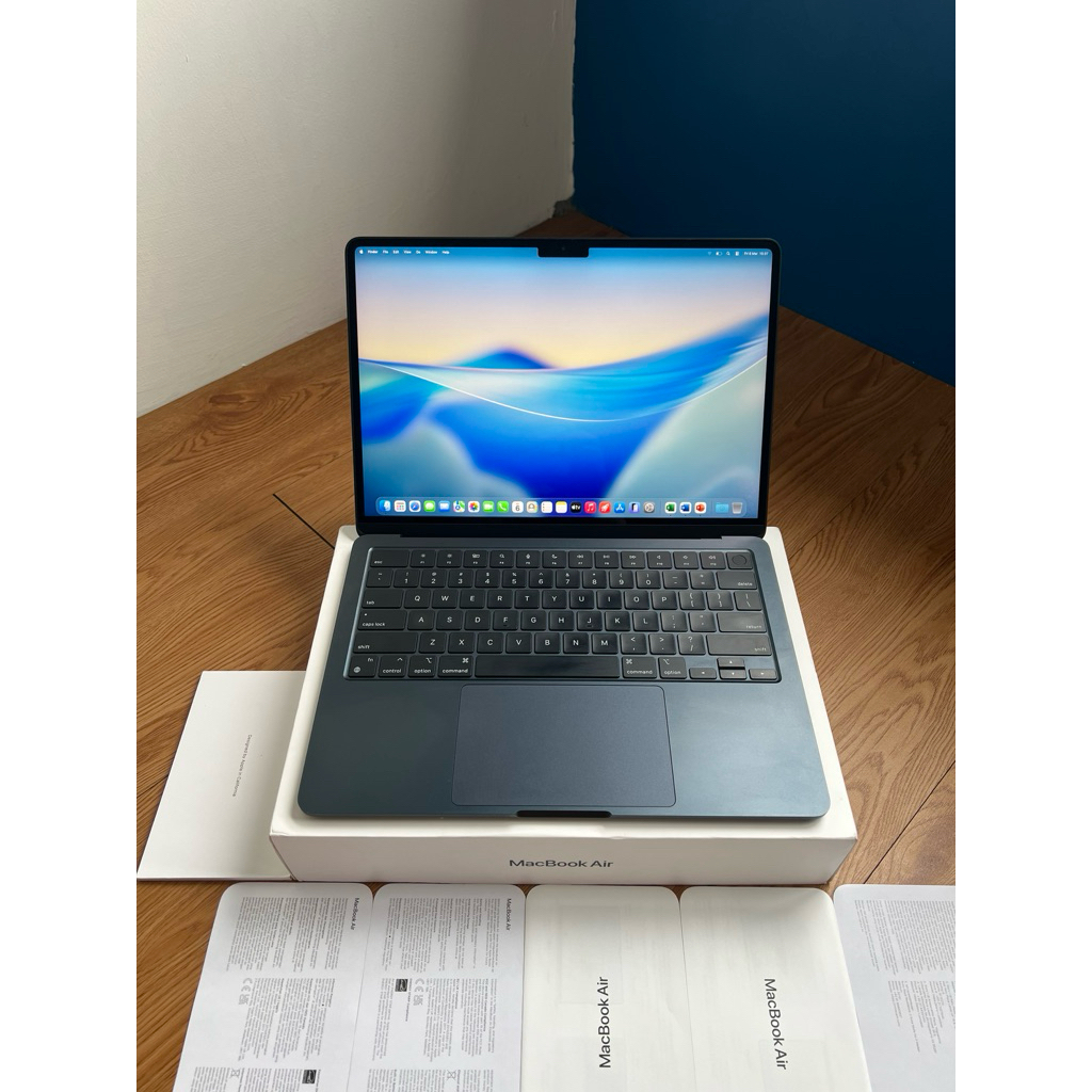 MacBook Air M2 8/256 Fullset Mulus Like New