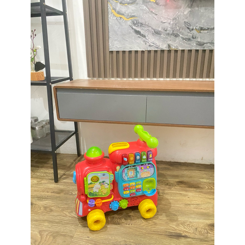 Ride on VTech Sit-to-Stand Ultimate Alphabet Train. minus tdk ada belakang.