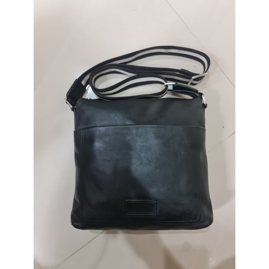 209. Sling Bag Men Pria Bally Leather Black Mantan / Bekas / Second Size : 26cm x 5.5cm × 24cm Kulit