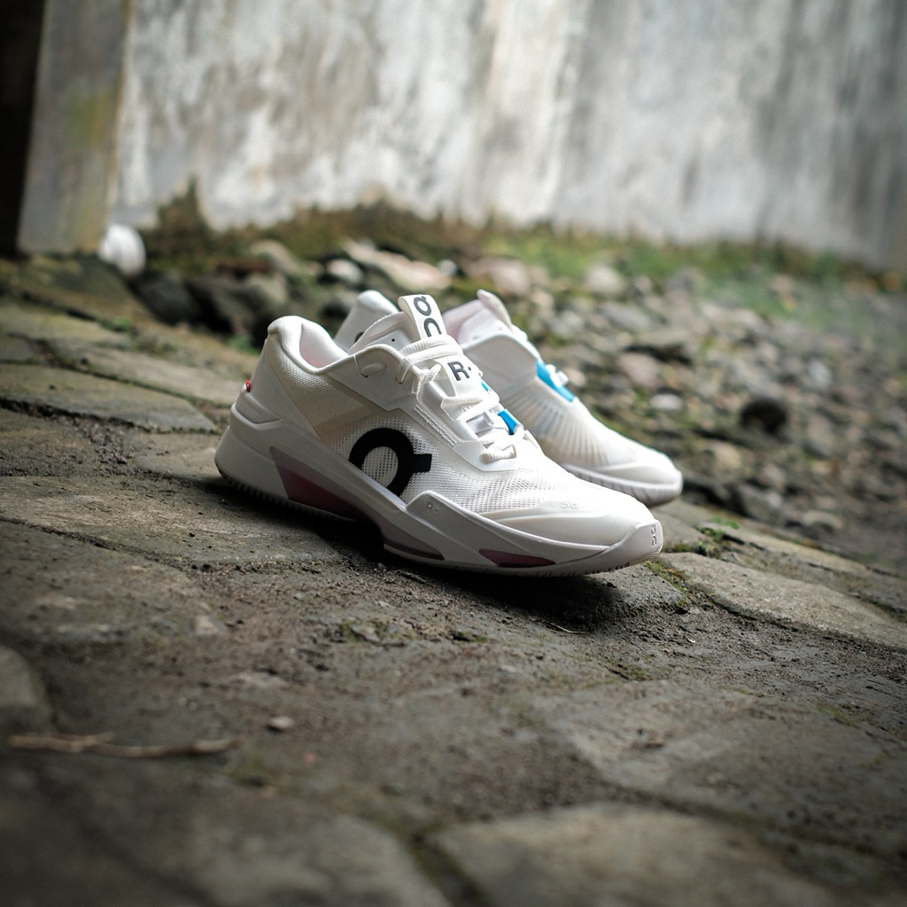 On The Roger Pro White Fire