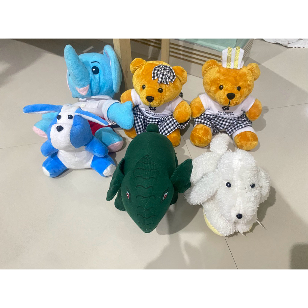Boneka (beberapa adalah souvenir hotel)