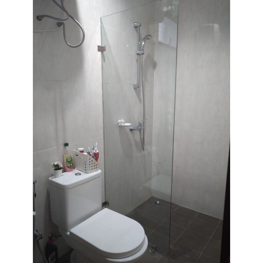 Sekat Kaca Sower kamar mandi
