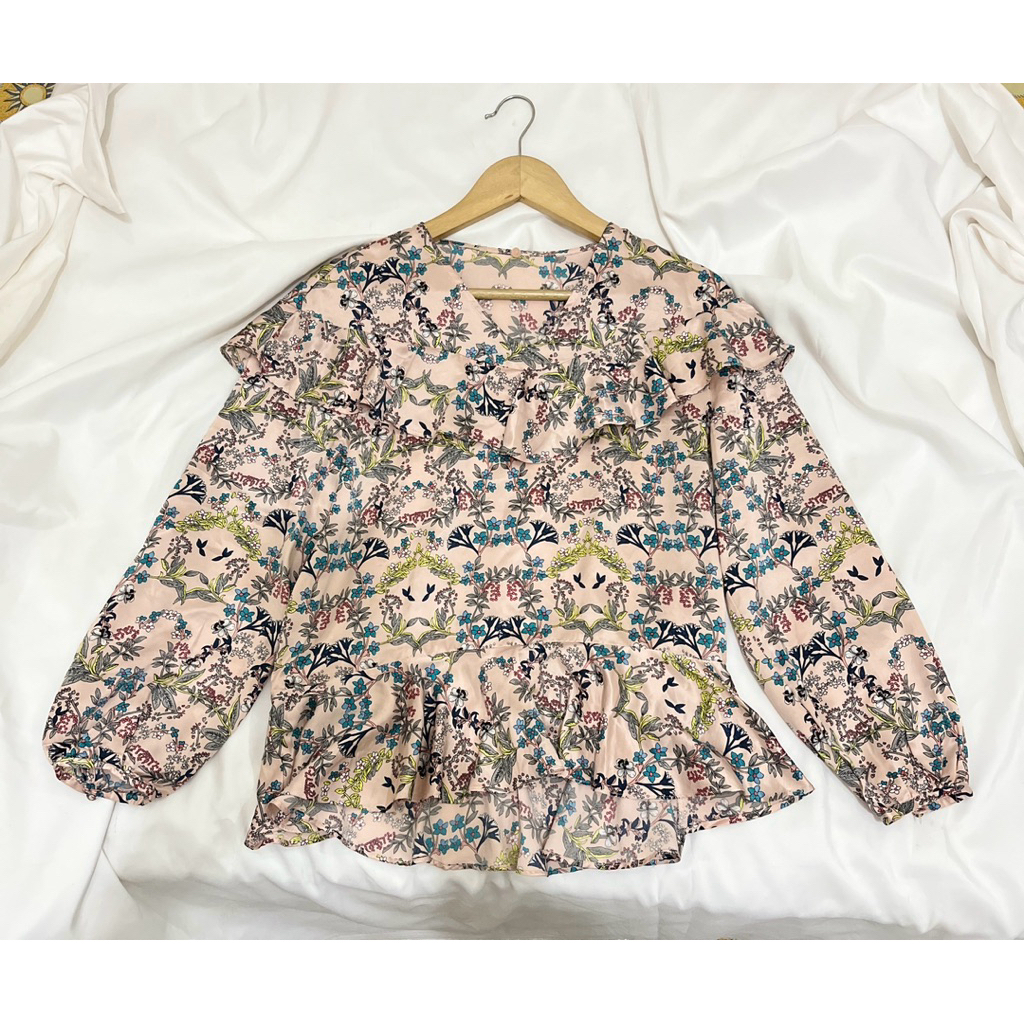 [PRELOVED] BLOUSE WANITA MOTIF BUNGA VINTAGE BAHAN SILK REMPEL BAWAH TANGAN BALOON