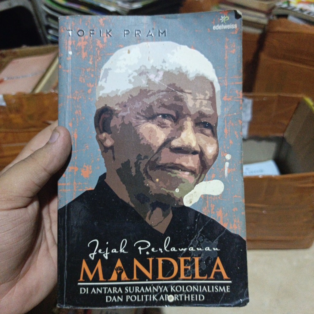[Preloved] Jejak Perlawanan Mandela : Diantara Suramnya Kolonialisme Dan Politik Apartheid Tofik Pra