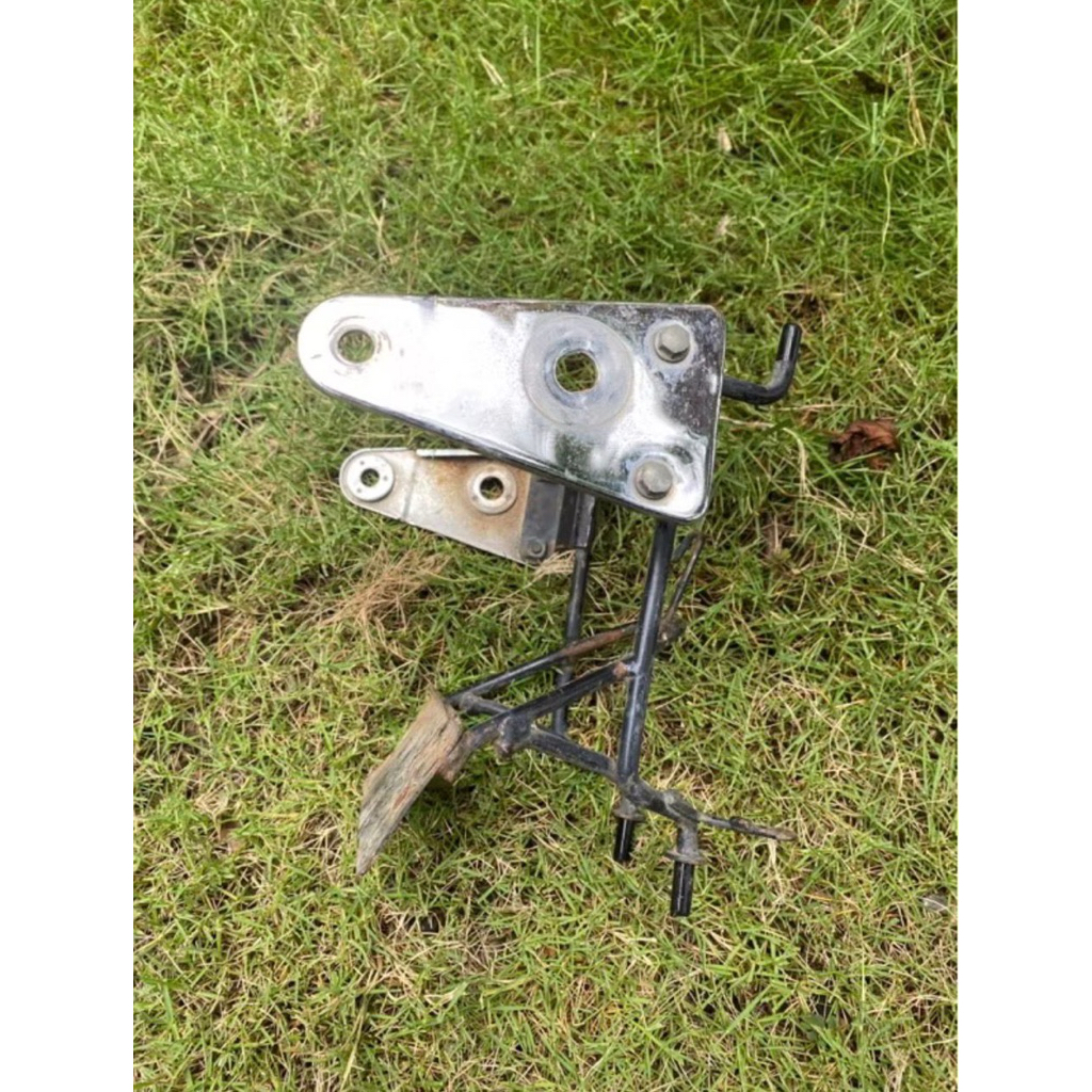 Breket lampu depan atau tralis lampu depan megapro primus set kupingan