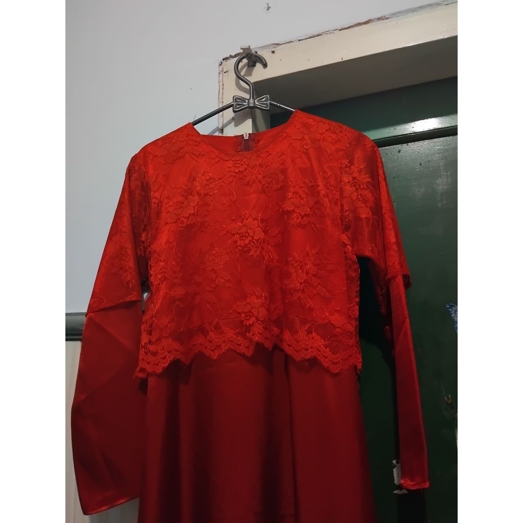 Preloved gaun satin merah
