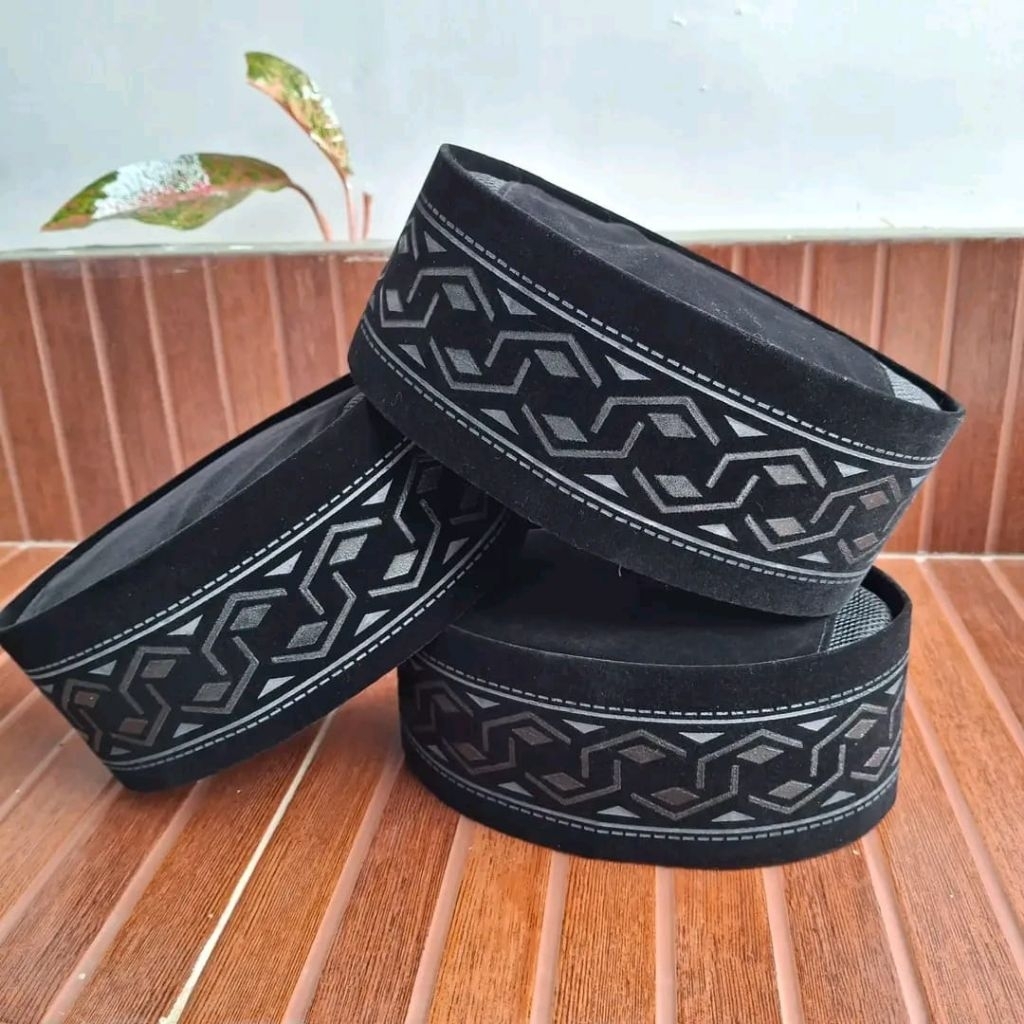 Peci Hitam Motif 3D Nyaman Dipakai