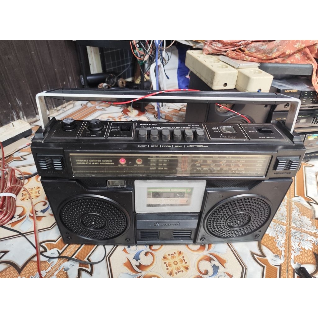 Bombox Sanyo Radio saja yg berfungsi, minus tutup kaset dan tidak bisa muter jika kaset berat. tone 