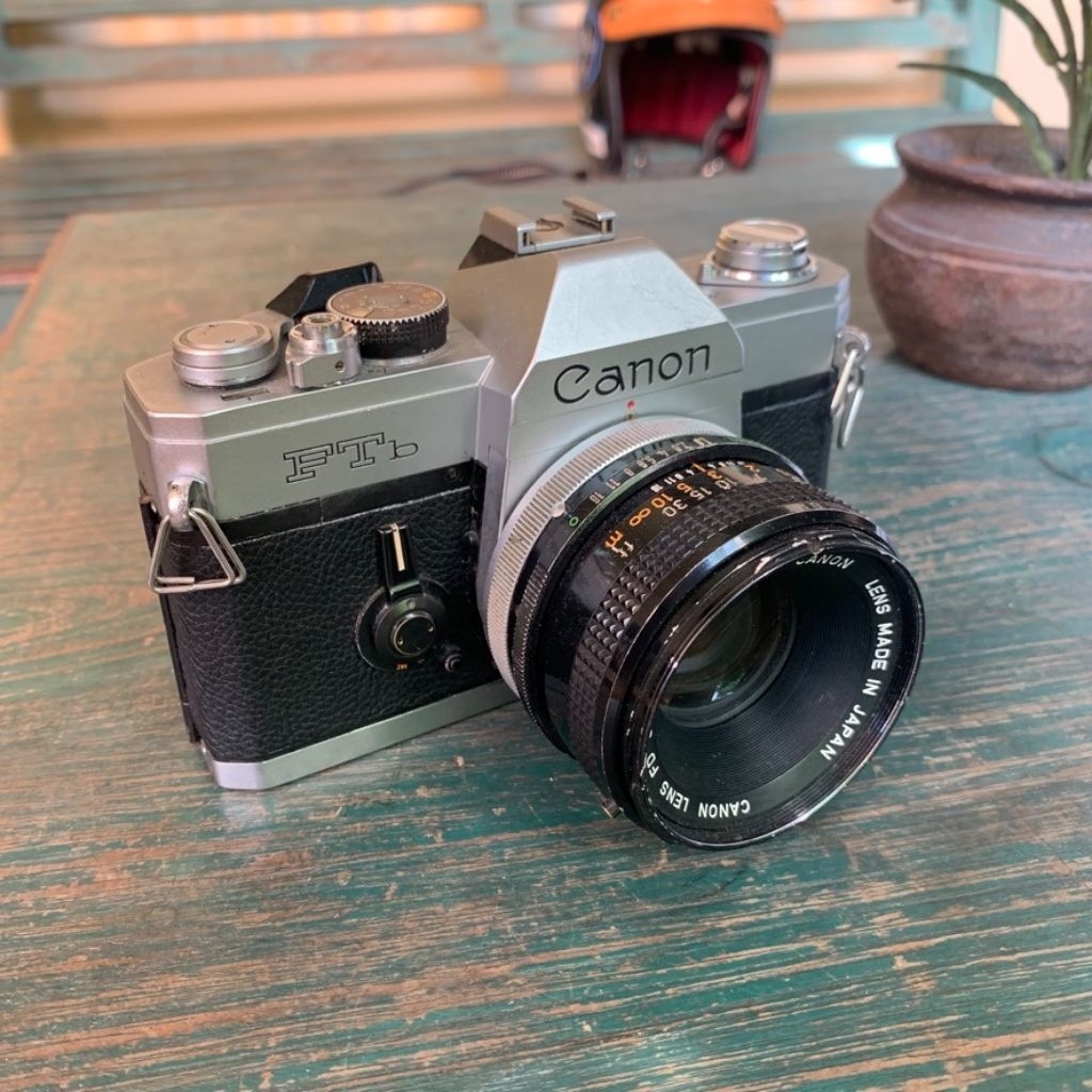 Kamera Analog SLR Canon FTb Lensa 50mm F1.8