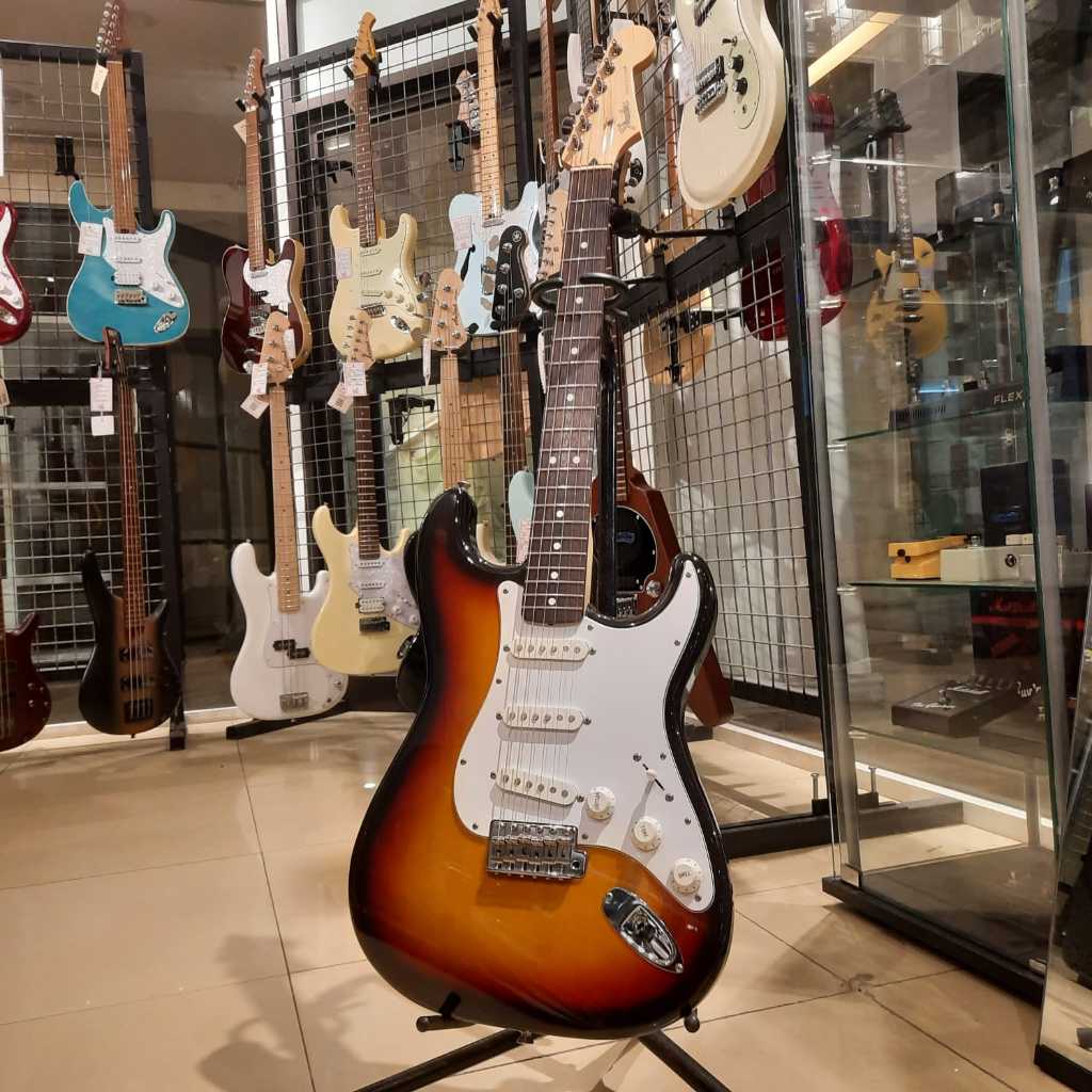 Fender Japan Standard Stratocaster 3 Tone Sunburst 2010