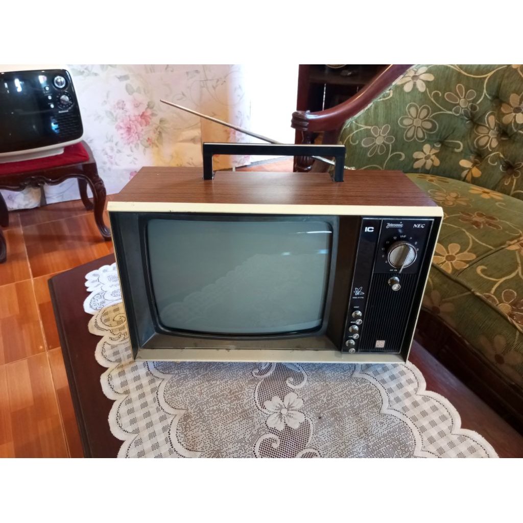 Televisi TV Jadul Antik Vintage Lawas Tua Kuno Retro.
