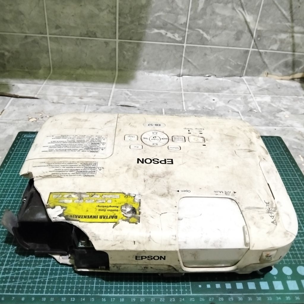 Jual Proyektor Epson EB-S7 LCD Projector Bekas Kondisi Apa Adanya Belum Tes