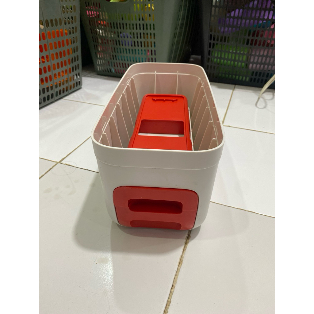 bagian bawah tempat beras tupperware