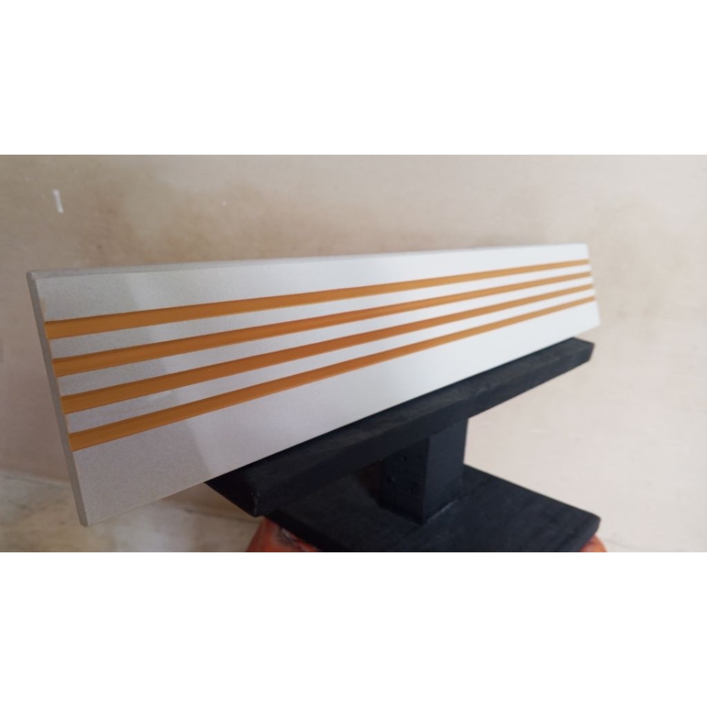 List Granit 10x60 Putih Garis Emas/Gold