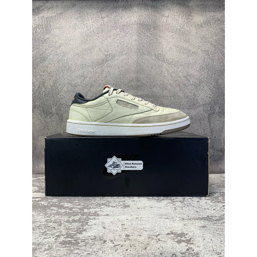 Sepatu Second Casual  Reebok Club C 85 ‘Chinese New Year - Sun and Moon’  Size 41 insole 26,5 cm  Or