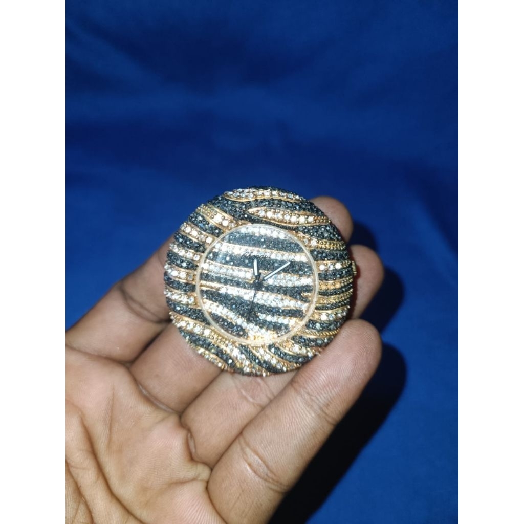 Jam tangan cewe chopard,,kondisi seperti di foto, hidup, minus ga da talinya, berat:200gr,