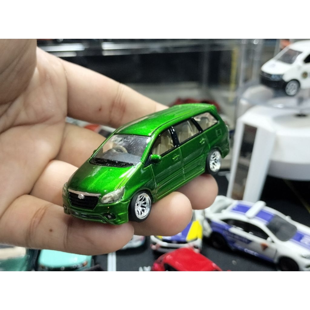 diecast Toyota Innova barong custom cumi darat warna hijau candy