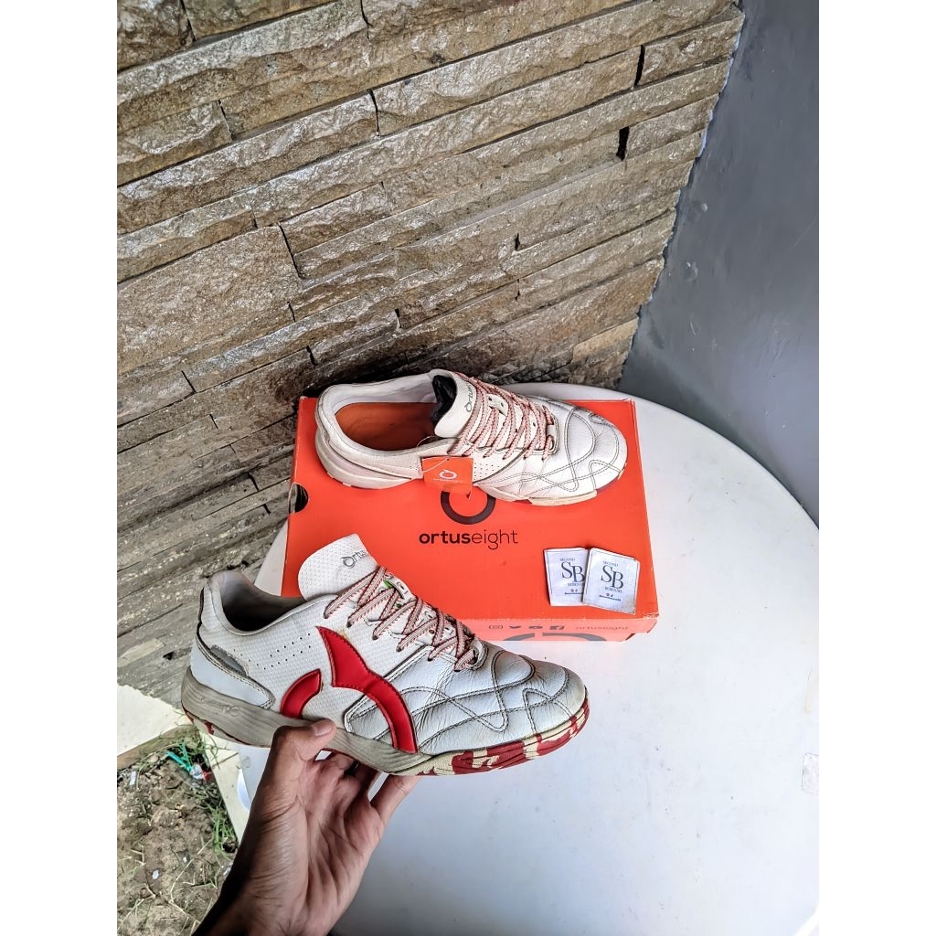 SIZE 39 | Ortuseight Jogosala Revolt White/Ortred | 2nd/second