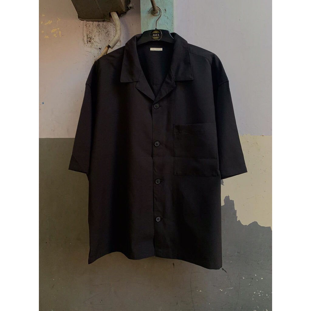 kemeja lengan pendek GU black oversize preloved