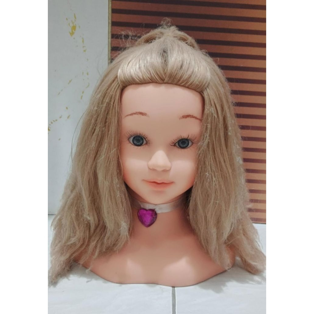 Doll hair stylist