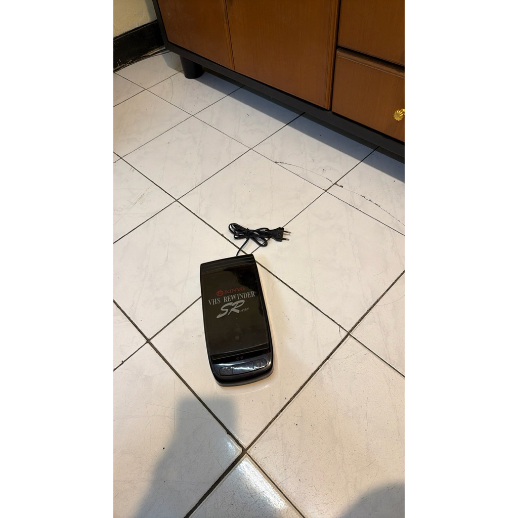 VHS REWINDER MERK KINYO SR-430 mesin menyala tapi tidak bisa putar. Bisa buat kanibal atau dibetulin