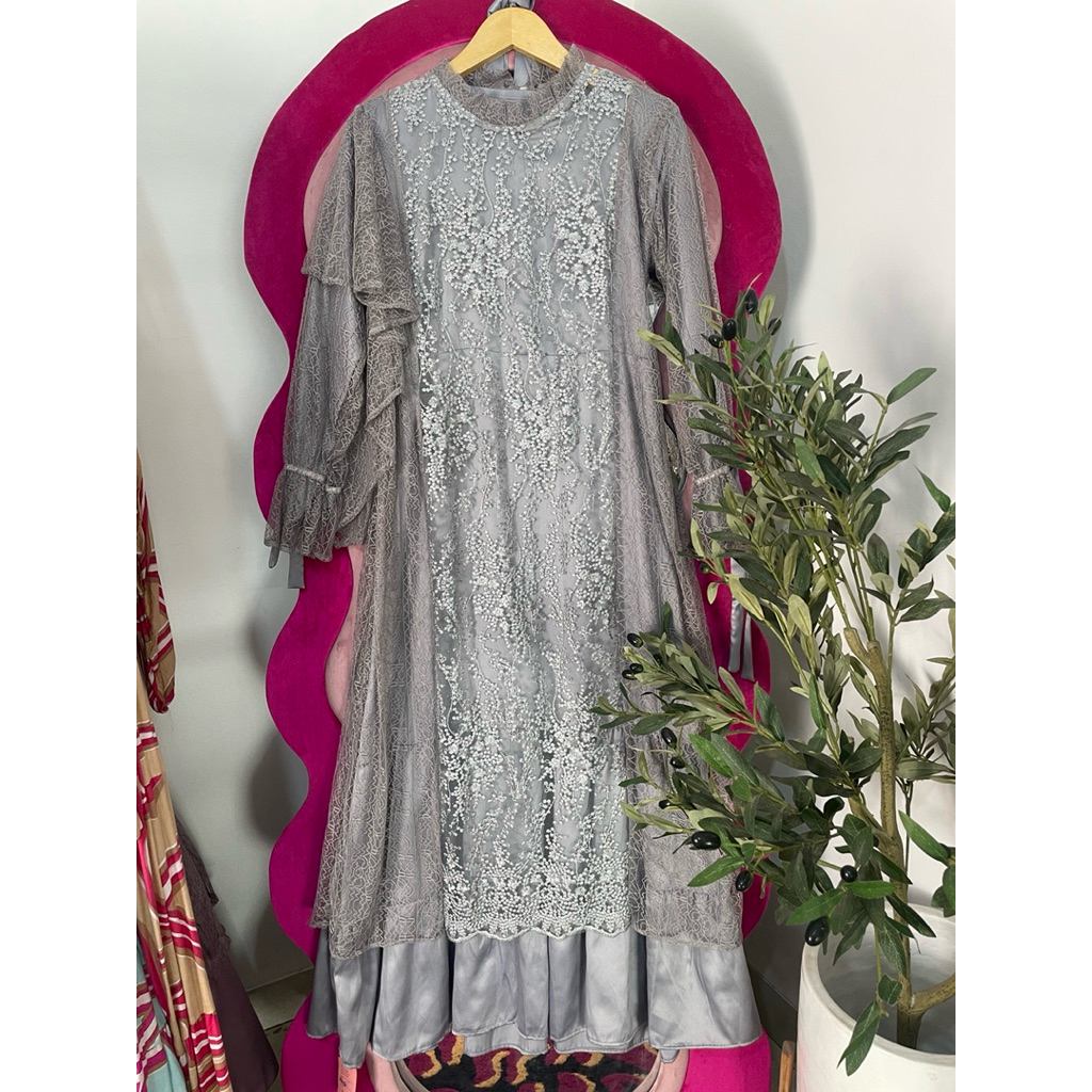 YUMI DRESS—Dress Muslimah Brokat Modern –Setelan Gamis Kondangan Model Duyung/Flowy