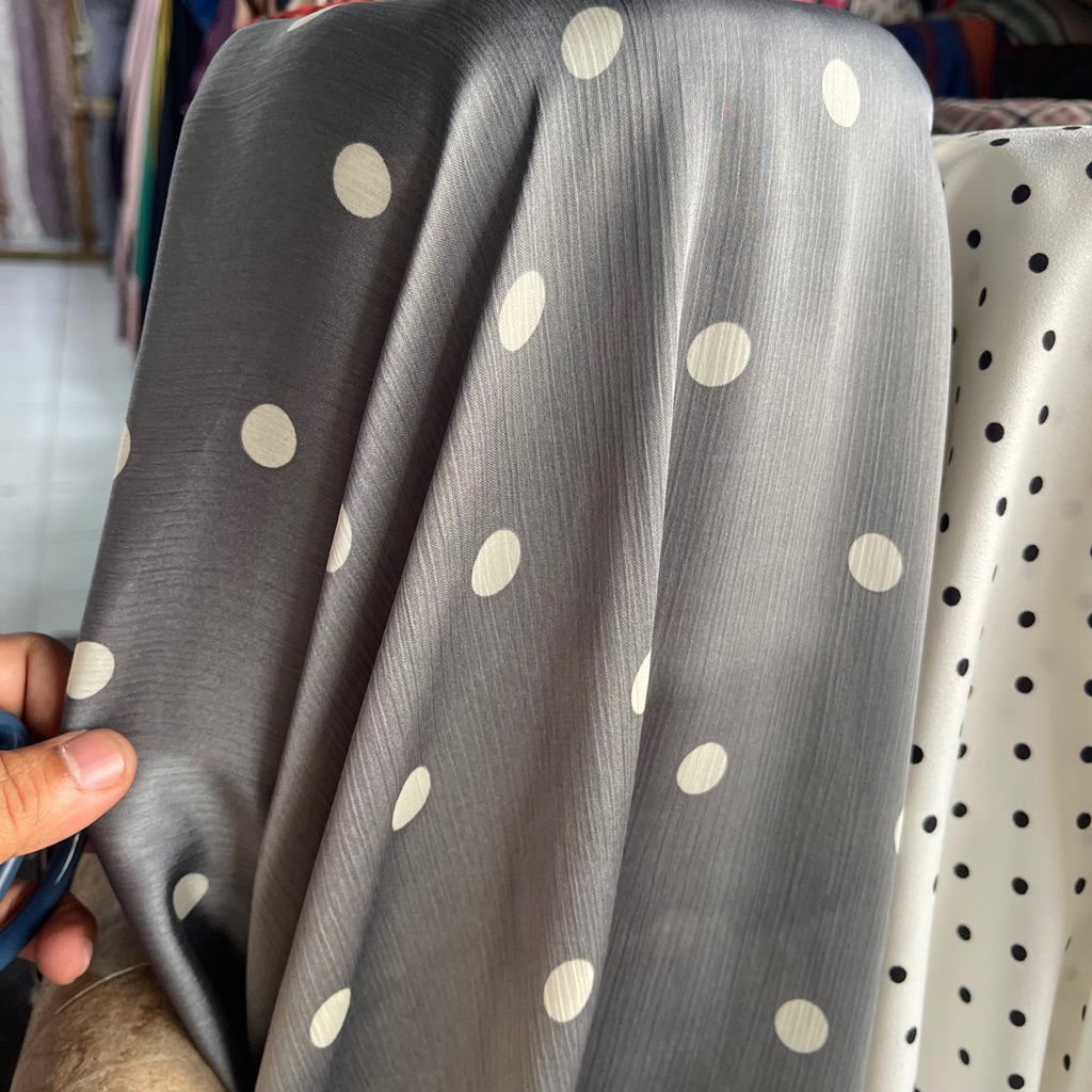 Kain Polkadot Abu - Kain Silk Garmen - Kain Satin silk - Kain Satin Polkadot Warna Abu - Kain Armani