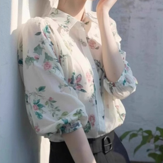 Blus sifon putih bermotif bunga yang stylish