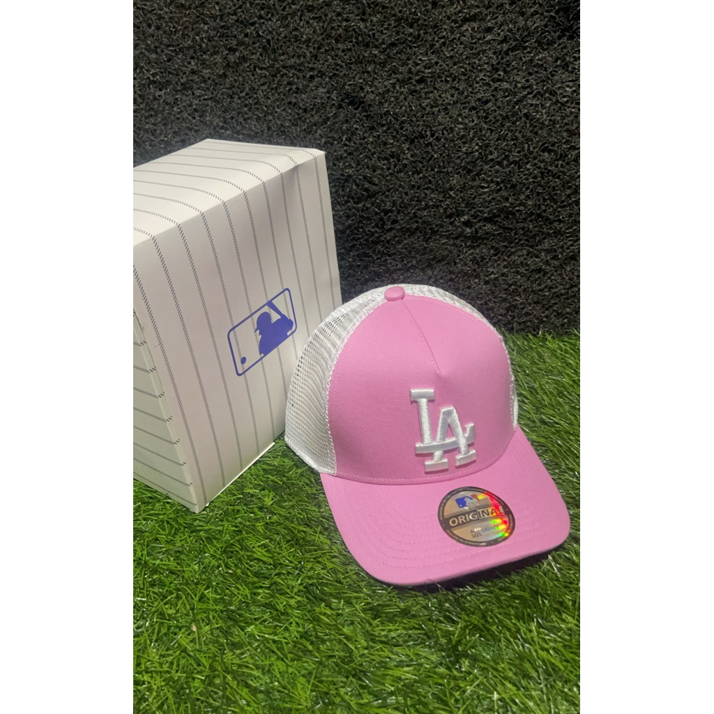 Logo LA Putih Bahan Pink Trucker Putih Topi Premium