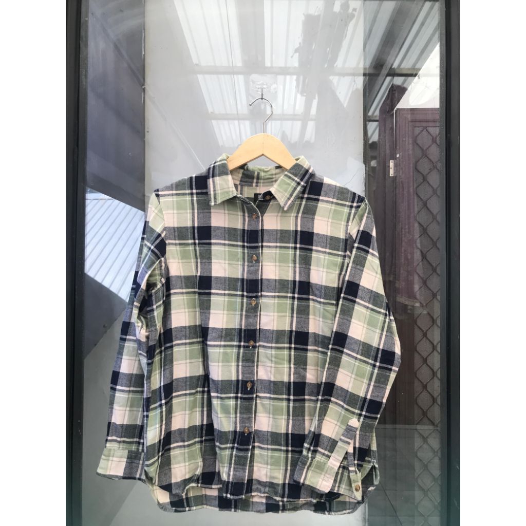 Kemeja Flanel Uniqlo Kombinasi Cream Hijau